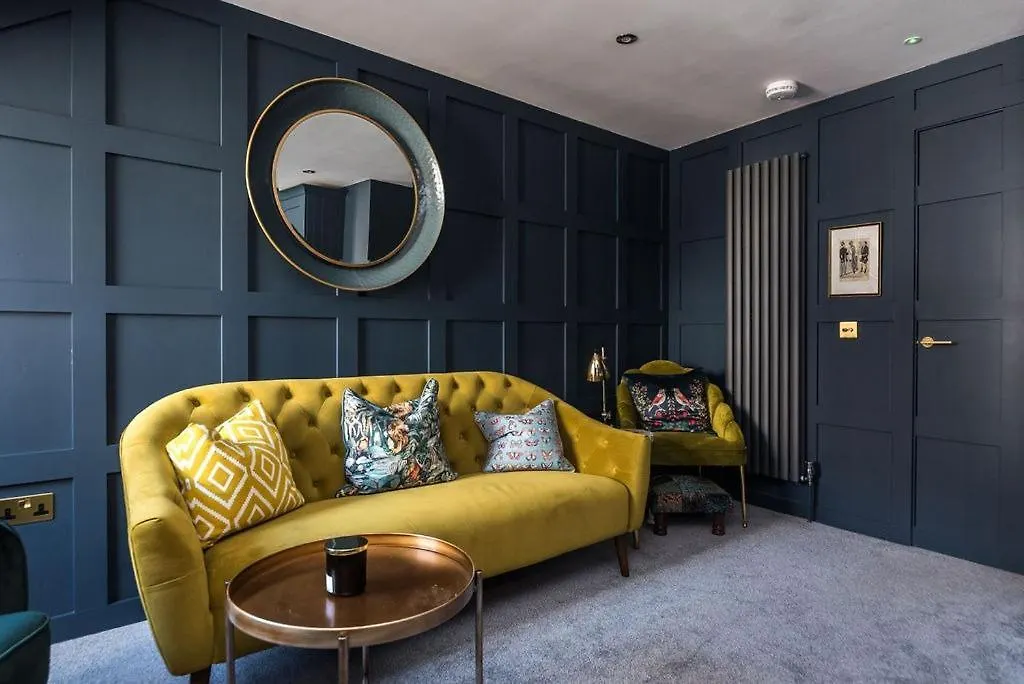 Boutique Castle View 3 Bedroom Apartment Edinburgh