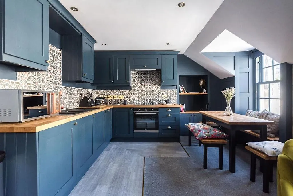 Boutique Castle View 3 Bedroom Apartment Edinburgh