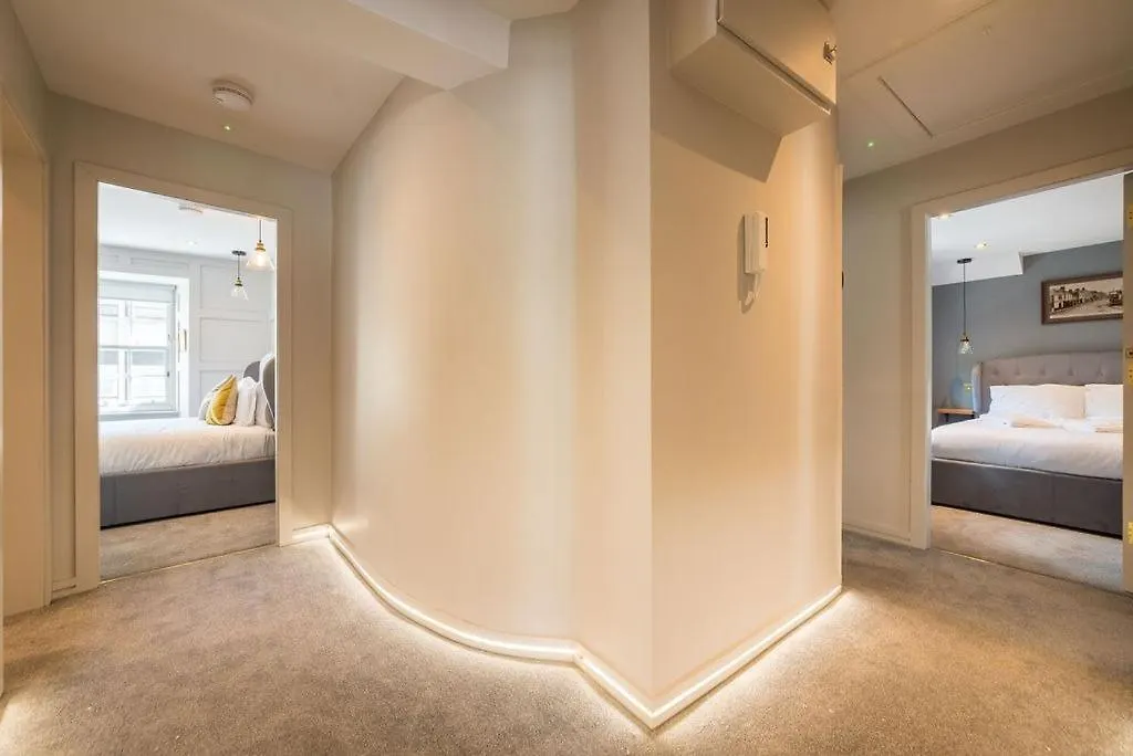 Boutique Castle View 3 Bedroom Apartment Edinburgh