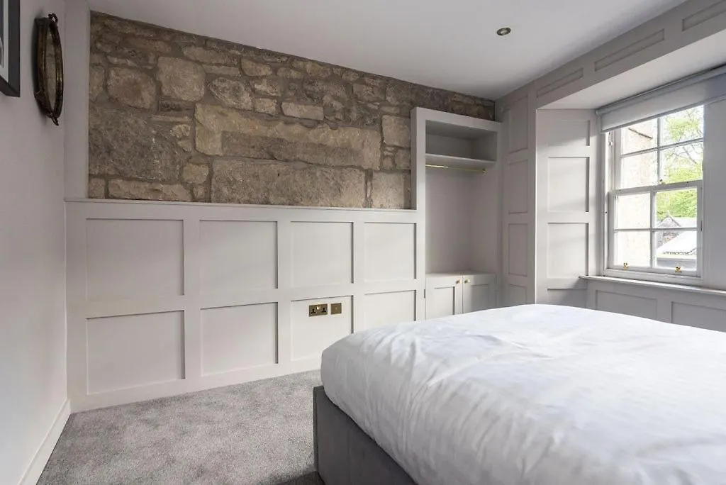 Boutique Castle View 3 Bedroom Apartment Edinburgh