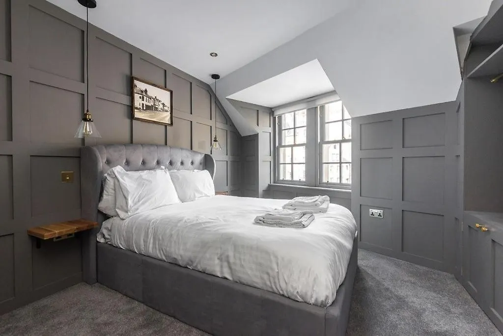 Boutique Castle View 3 Bedroom Apartment Edinburgh