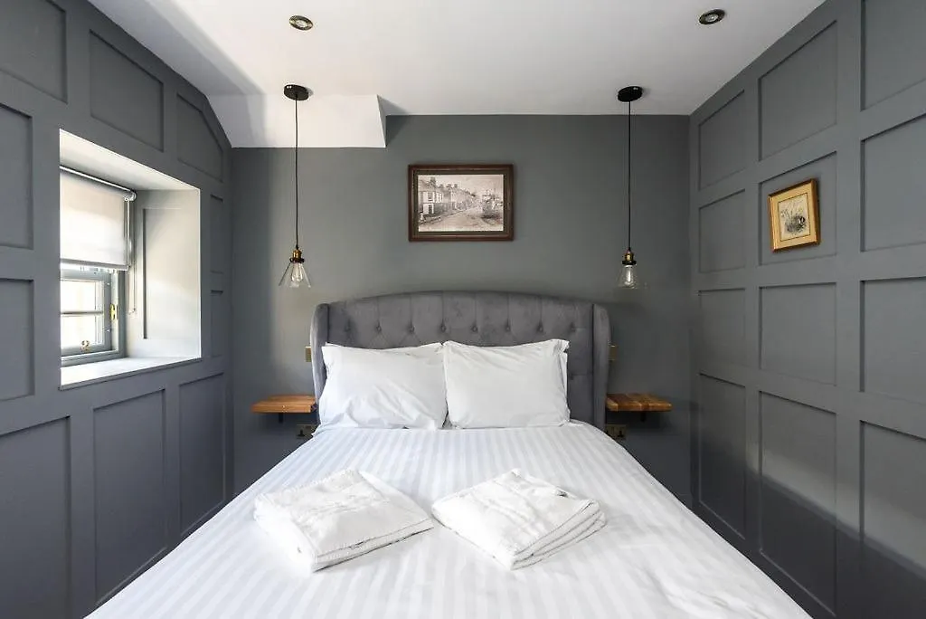 Boutique Castle View 3 Bedroom Apartment Edinburgh