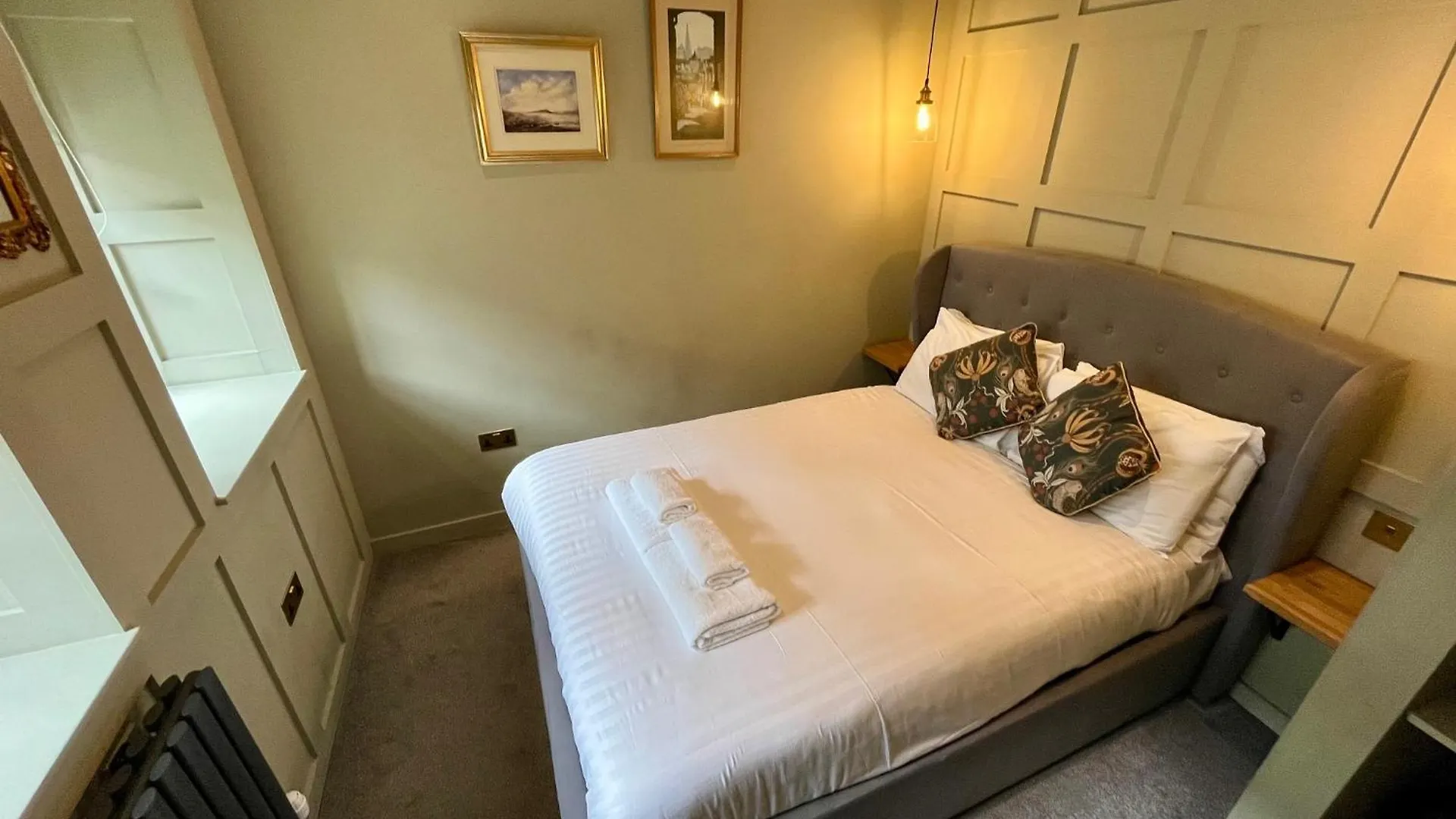 Boutique Castle View 3 Bedroom Apartment Edinburgh