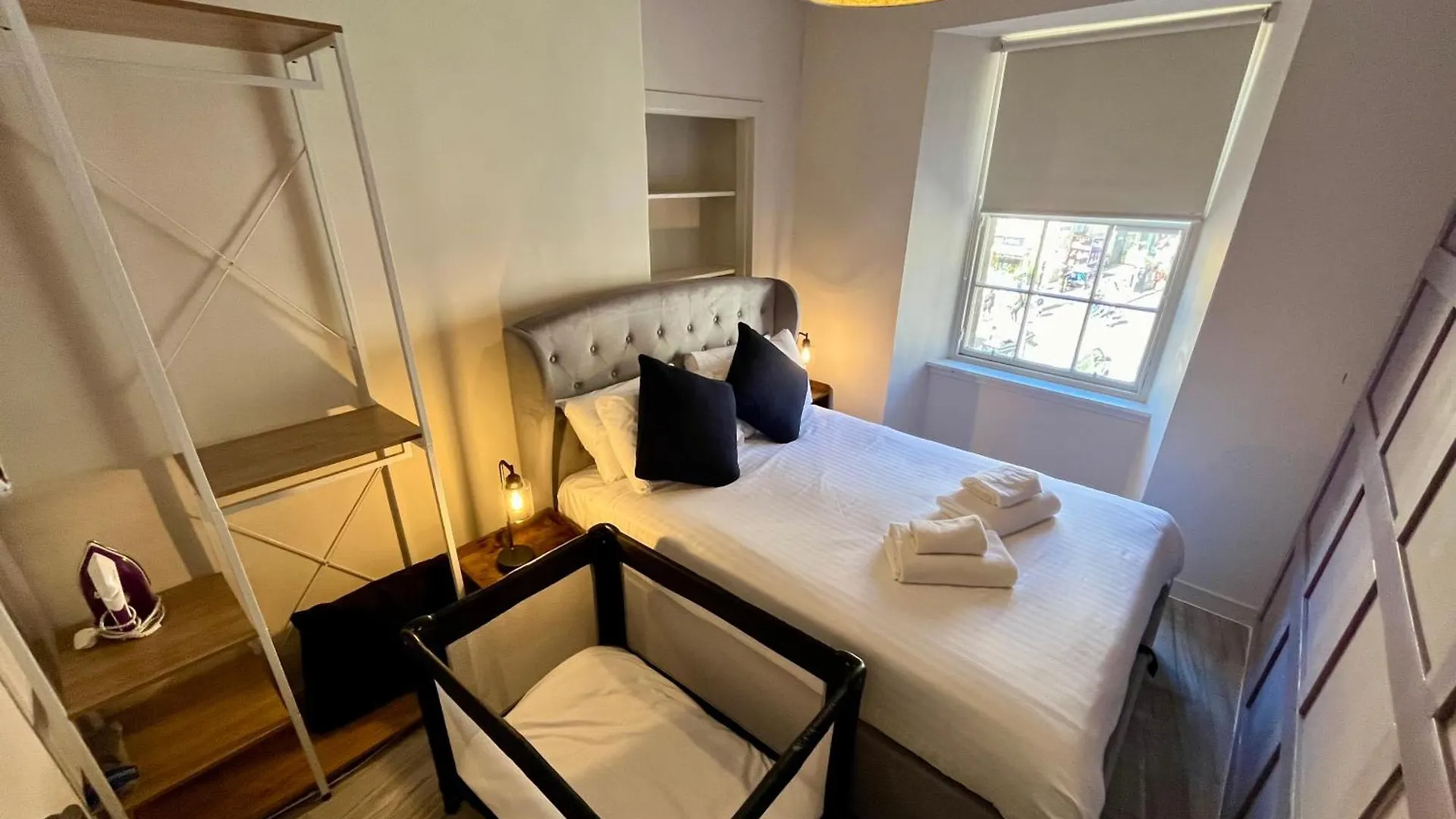 Boutique Castle View 3 Bedroom Apartment Edinburgh
