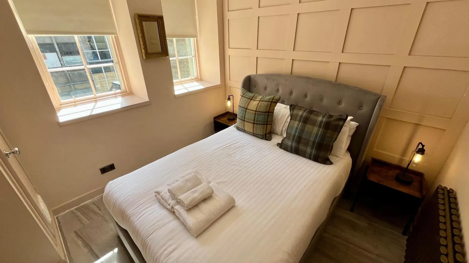 Boutique Castle View 3 Bedroom Apartment Edinburgh